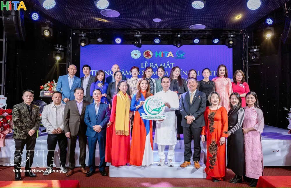 各位代表和嘉宾合影。