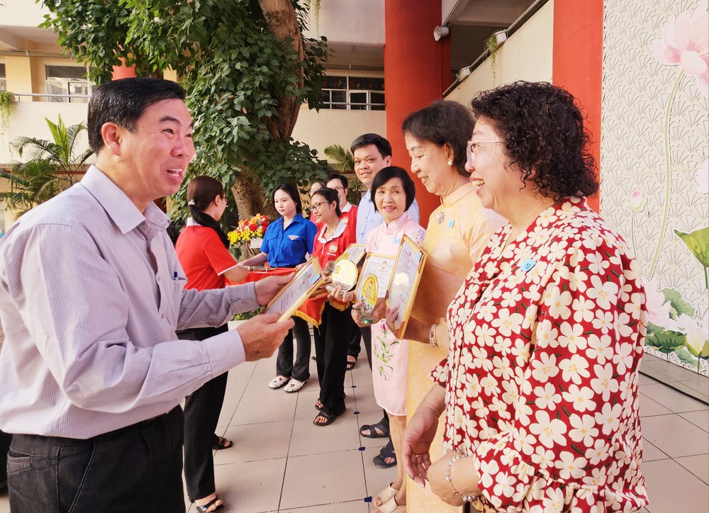 市民族宗教厅副厅长曾福禄向市各民族文学艺术协会常务副主席张四妹颁发奖状。