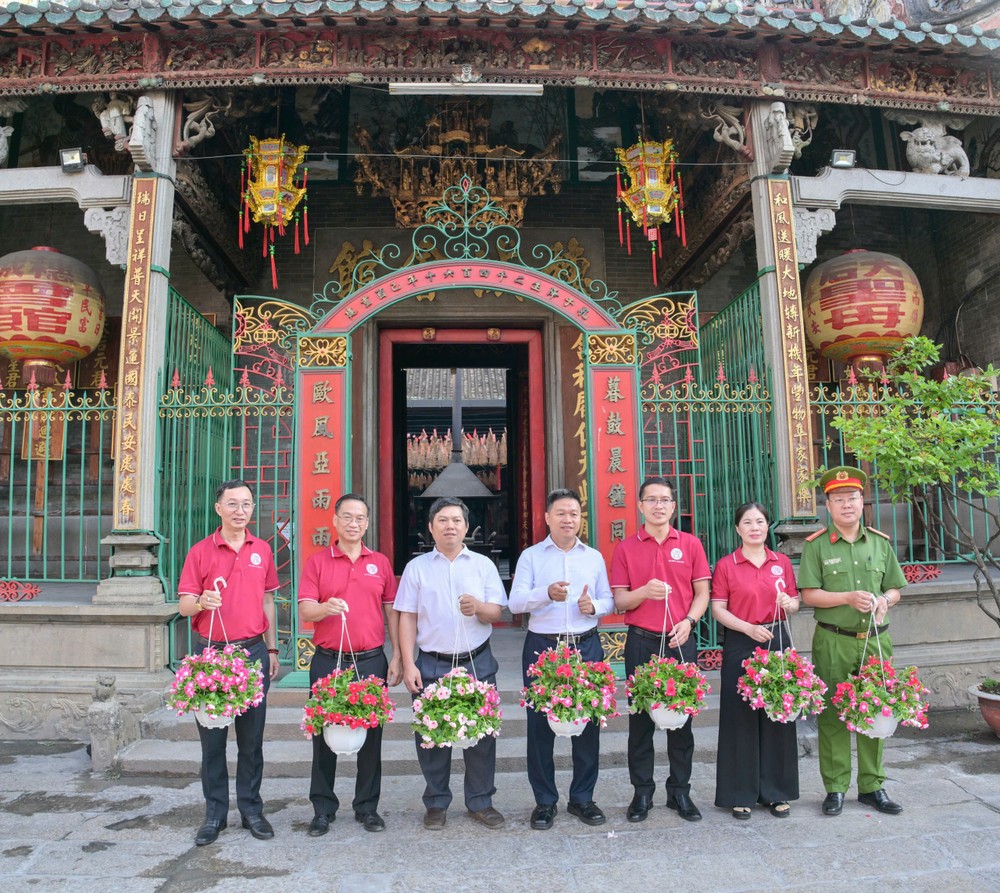 堤岸坊送盘景给穗城会馆。