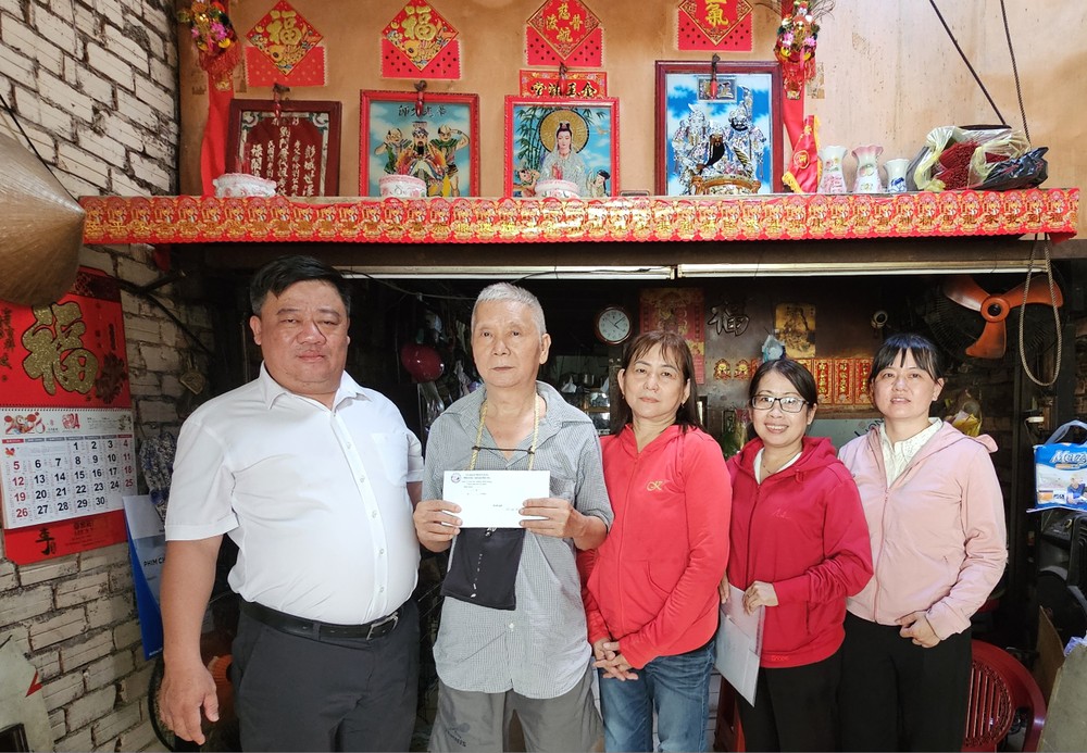 鸣凤坊人委会副主席周建光探访华人残疾人士黄虾大伯。