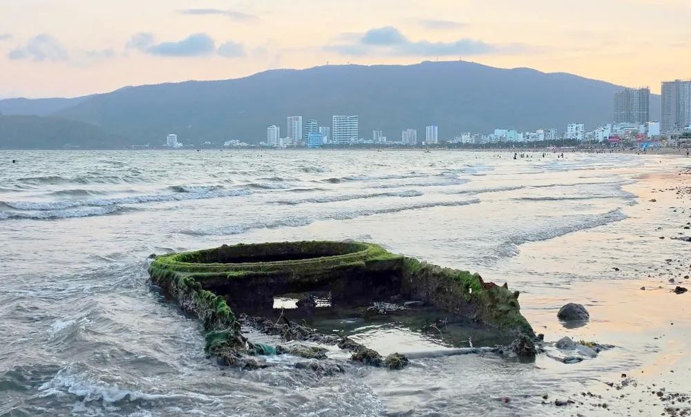 在潮水大幅退去时，居民和游客在归仁海滩一带发现疑似坦克残骸的物体浮出水面。