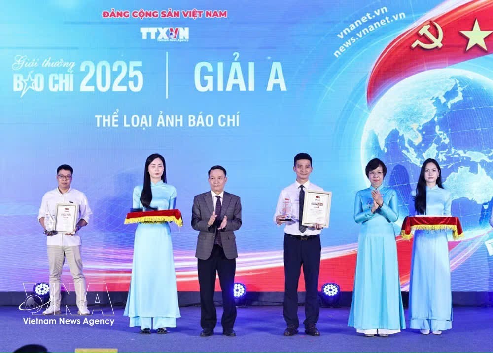 图片作品《光荣永远属于人民》获一等奖。