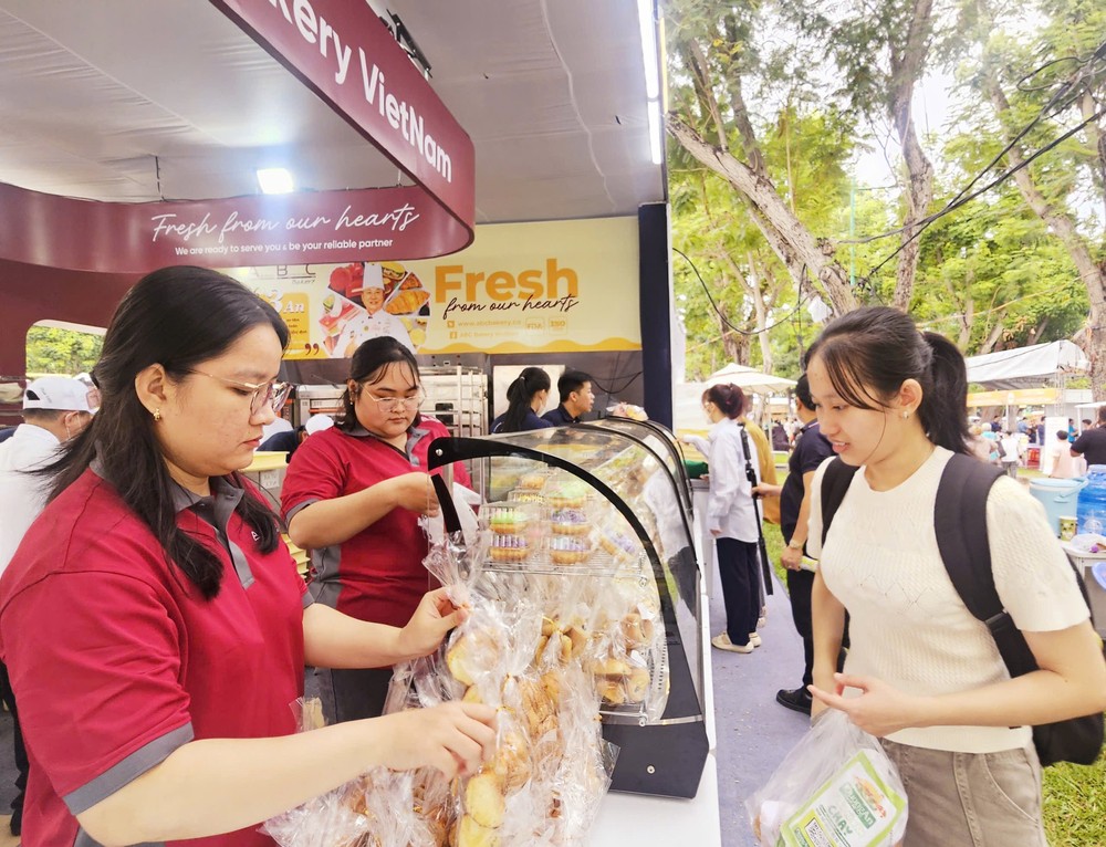 国际烘焙师、华人企业家高肇力主理的亚洲饼家（ABC Bakery）参加面包盛会。