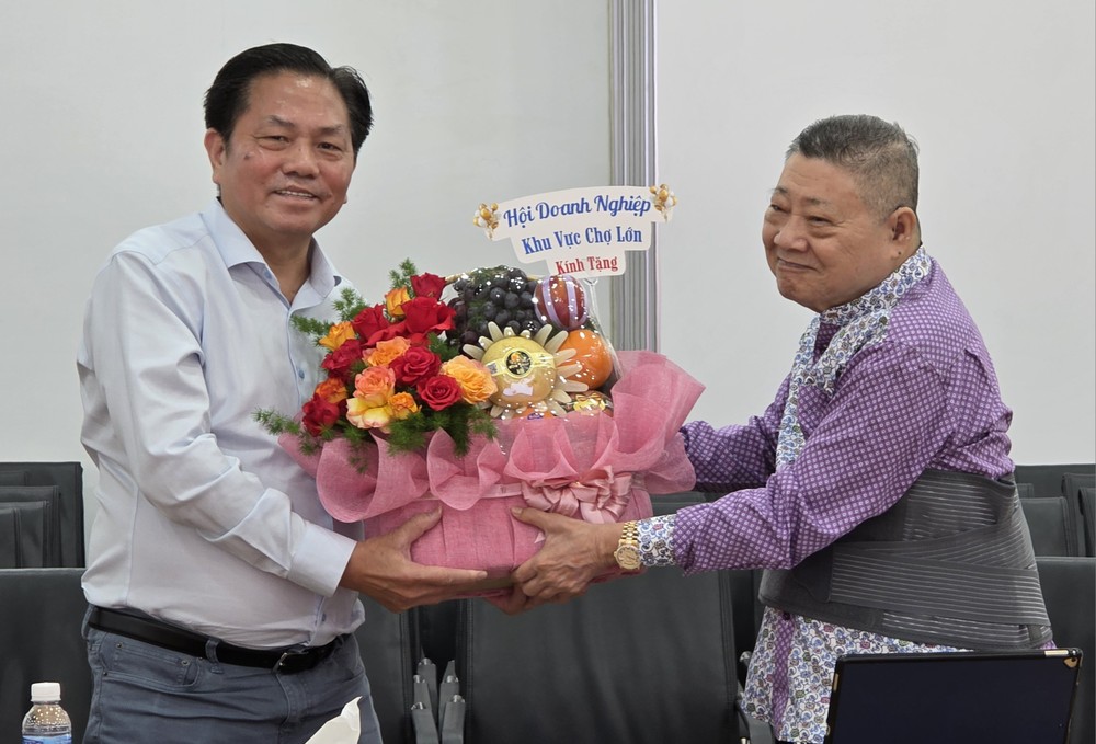 杭慰瑶主席(右)代表商会送礼物给Cholimex Food公司。