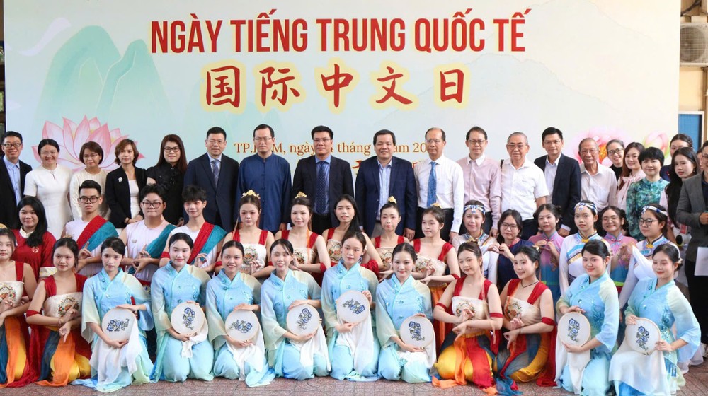 国际中文日活动各代表与师生齐聚一堂合影留念。