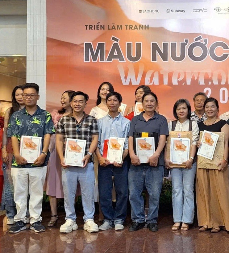 华人画家张家俊（左一）荣获三等奖。