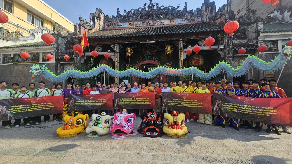 市龙狮协会邀5支国际龙狮前往穗城会馆参拜合照。