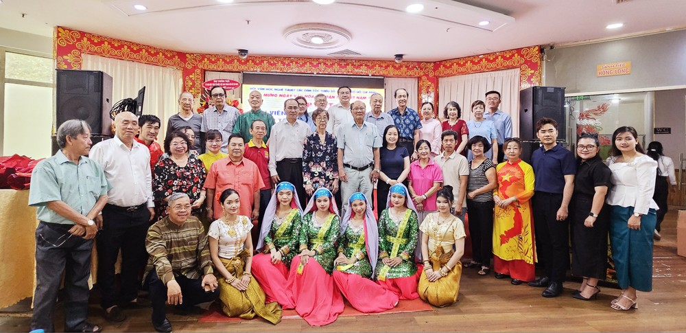 市民族模范艺人及会员聚会。