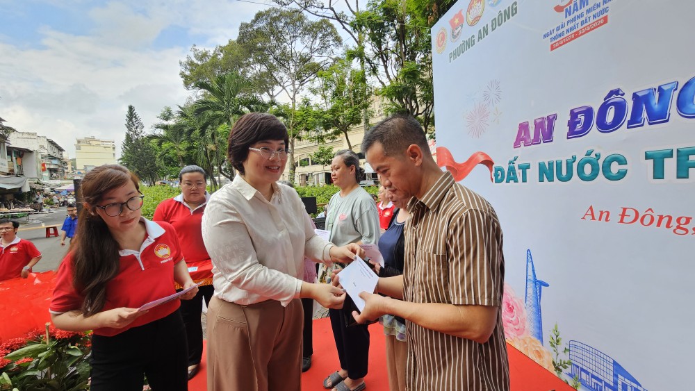 安东坊党委书记张明娇向贫困户颁发节日礼物。