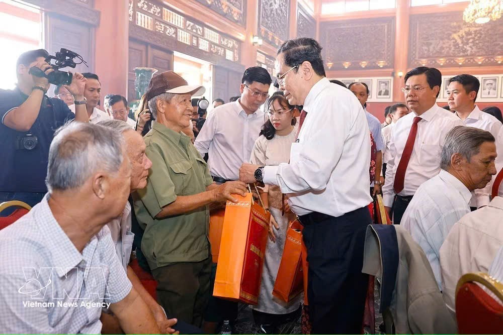 国会主席向当地伤残军人和对革命有功人员赠送慰问品。