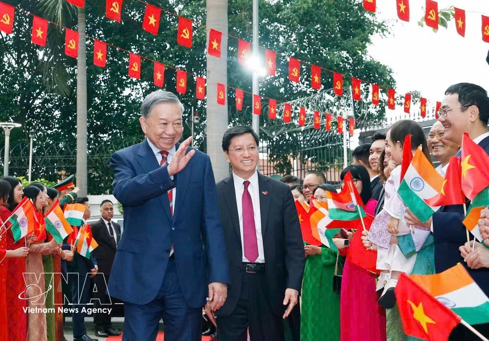 党中央总书记、国家主席苏林与越南驻印度大使馆干部、工作人员及旅印越南人会面。