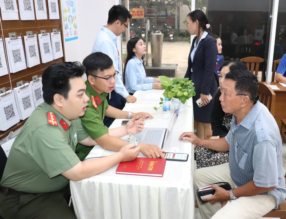 胡志明市浸石坊干部指导居民激活二级电子身份认证账户。