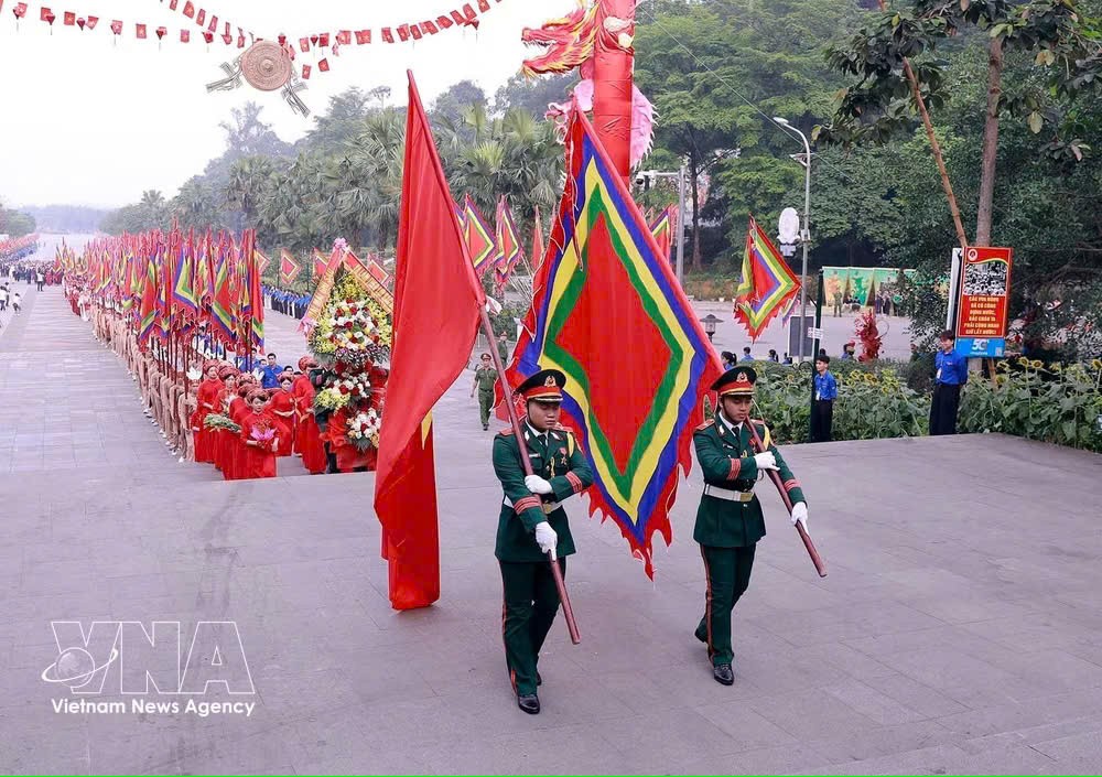 仪仗队前往位于富寿省义岭山的雄王祭祖圣地。