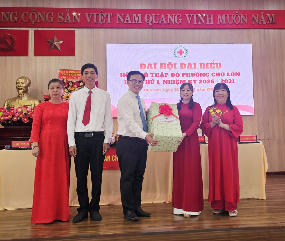 市红十字会主席阮明日向堤岸坊新一届红十字会赠送礼物。