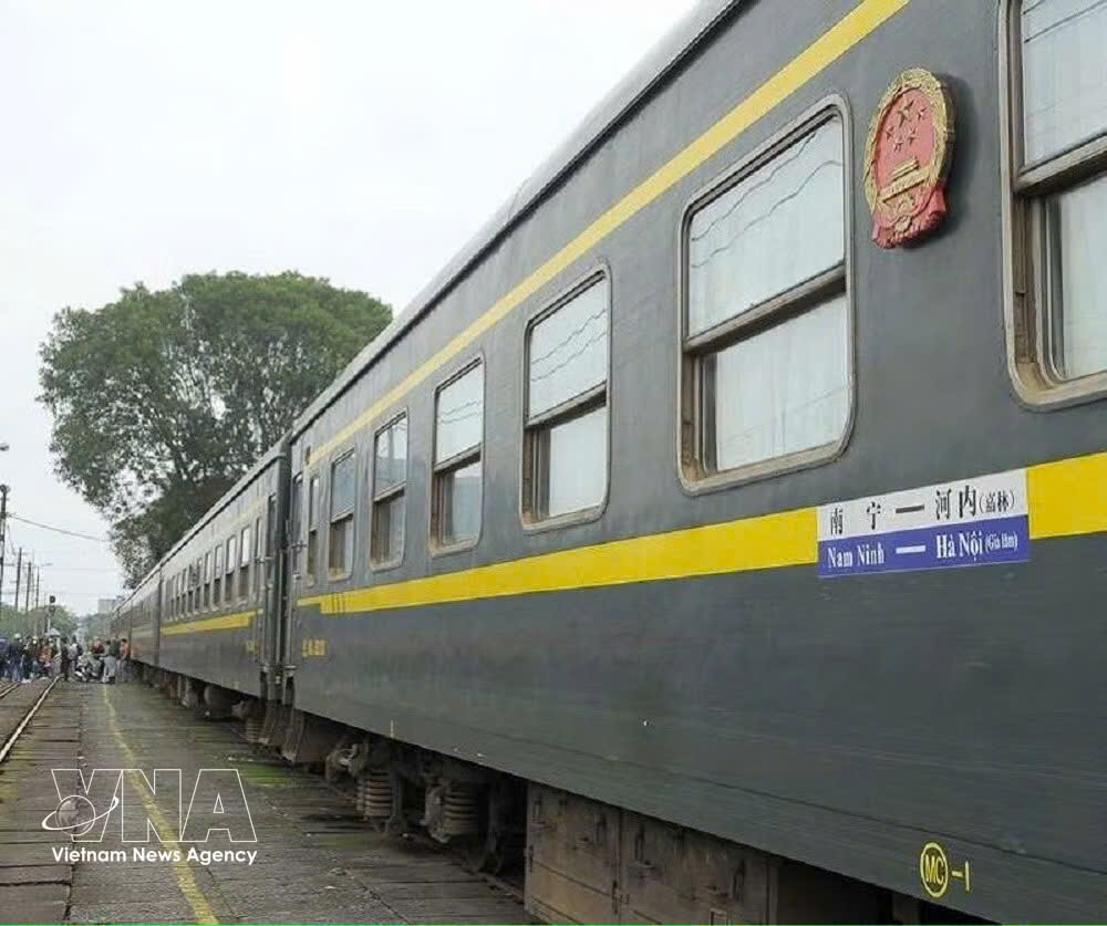 越中国际联运客运列车。