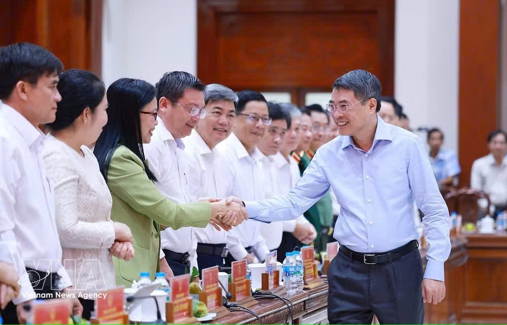 越南政府总理黎明兴与同塔省委常委会举行工作会议。