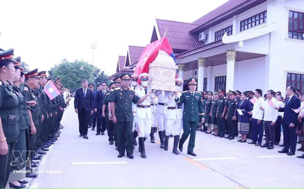 迎接英雄烈士回归祖国。