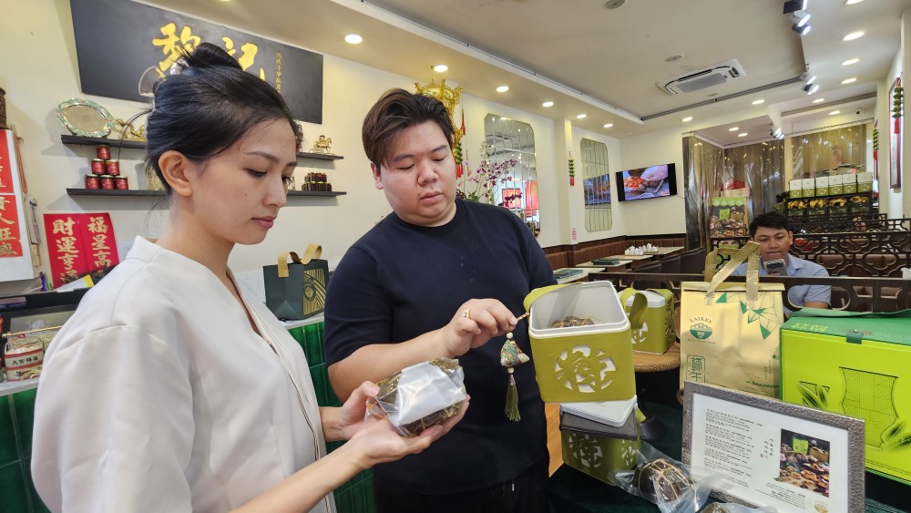 消费者正在选购产品。