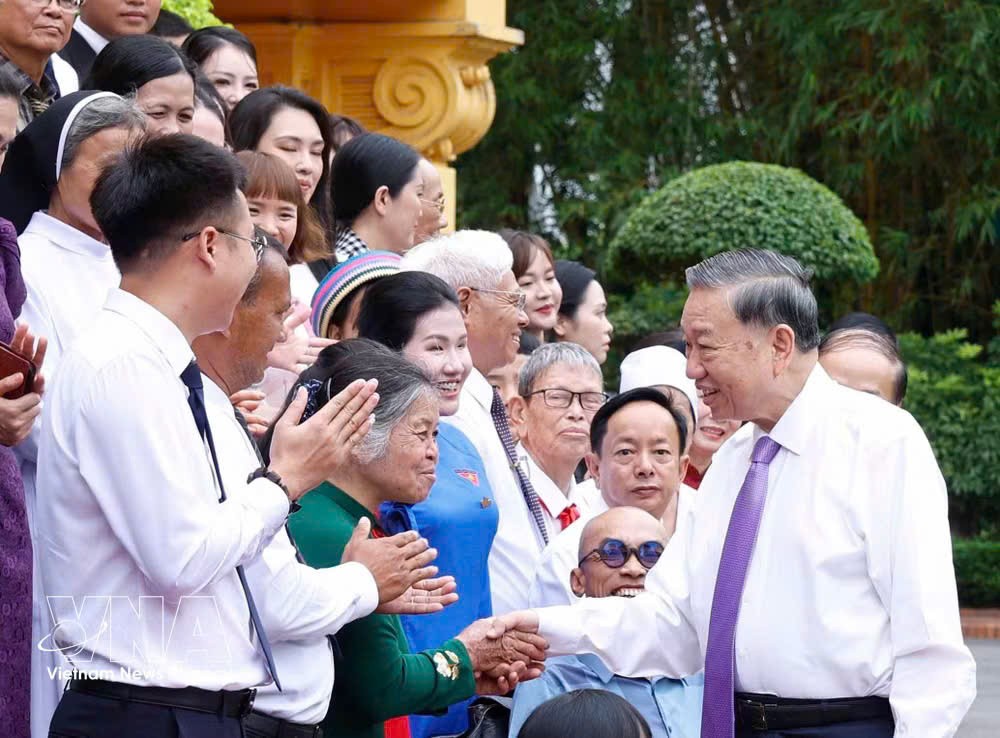 党中央总书记、国家主席苏林6月10日在河内亲切会见参加越南电视台“善举”节目的100位代表。