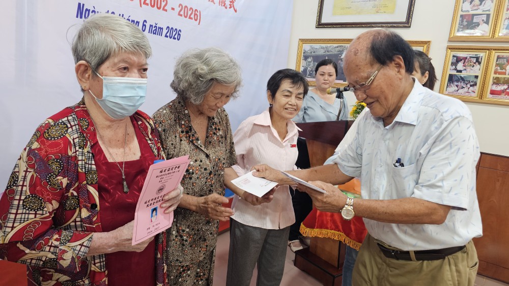 温陵会馆举行第25年辅助金发放仪式 向55位贫困长者送暖