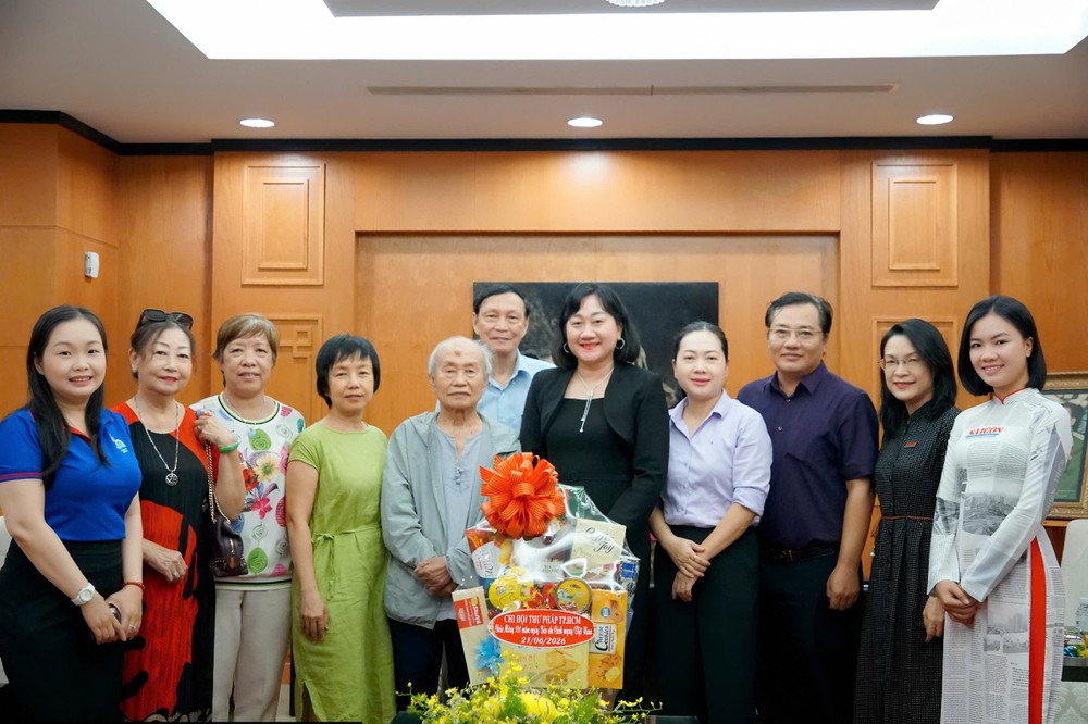 市书法分会向本报祝贺越南革命报刊日。陈娥 摄
