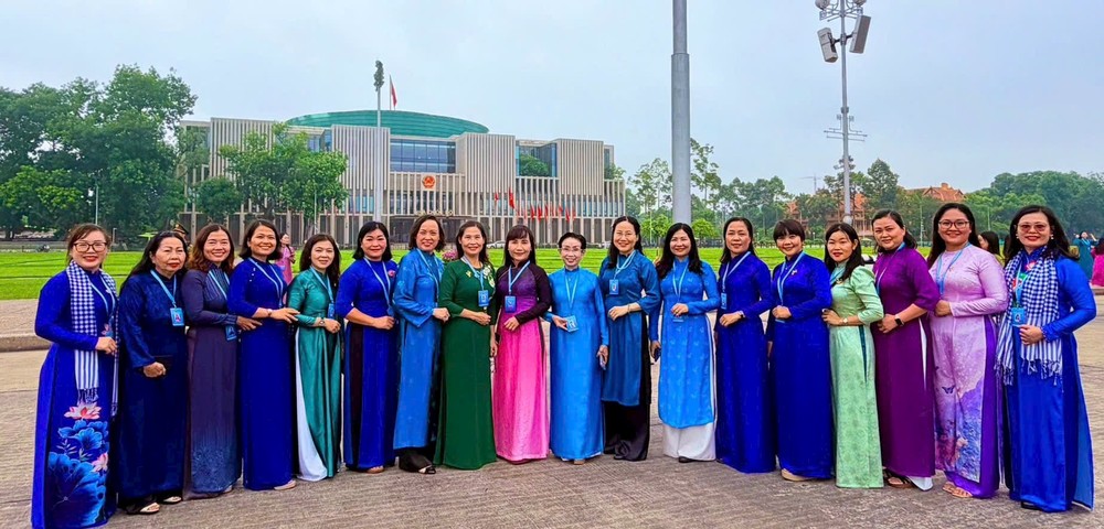 胡志明市妇女会代表团赴河内出席第十四次全国妇女代表大会。