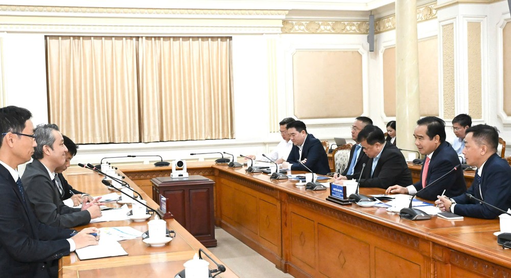 胡志明市人委会主席阮文得会见日本住友林业越南公司总经理 。