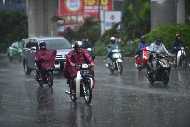 北部山区和中游地区局部有大雨至暴雨 。
