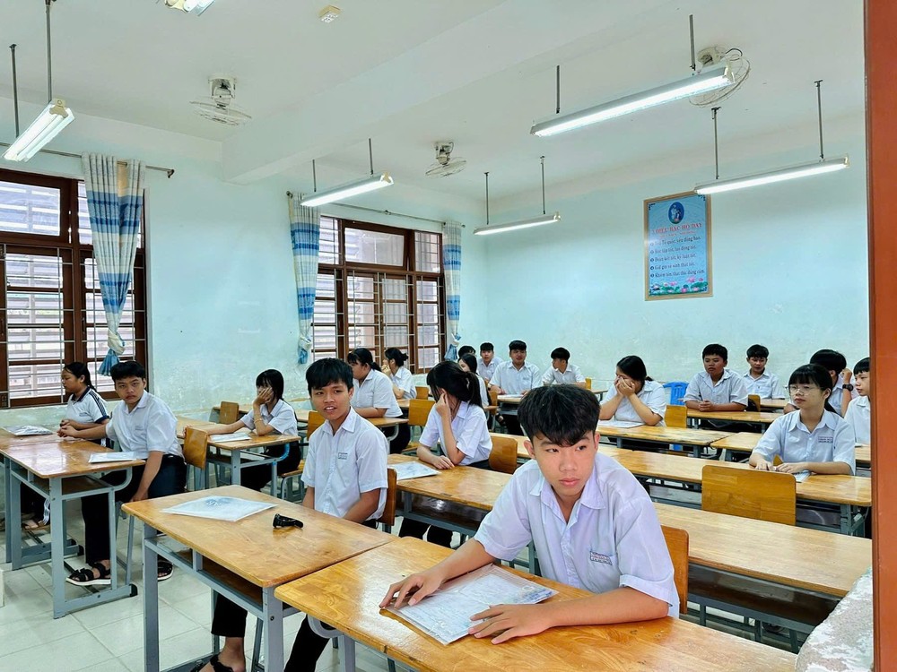  参加高中入学考试数学科目的考生。 