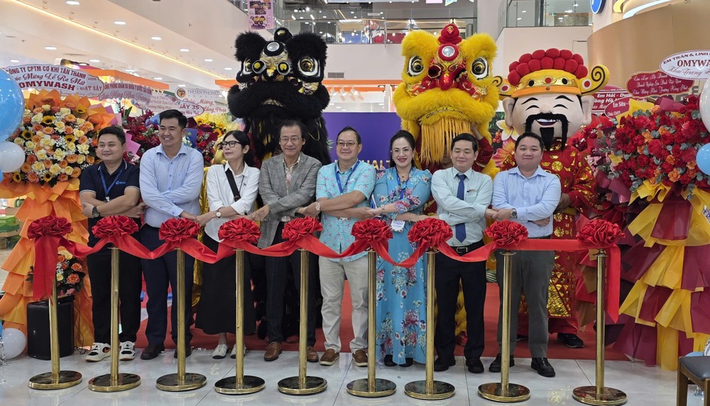 图: OmyWash 自助洗烘站开张剪彩仪式。