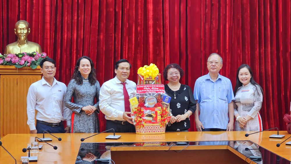 市各民族文学艺术协会代表团前来本报探访并致以节日祝贺。