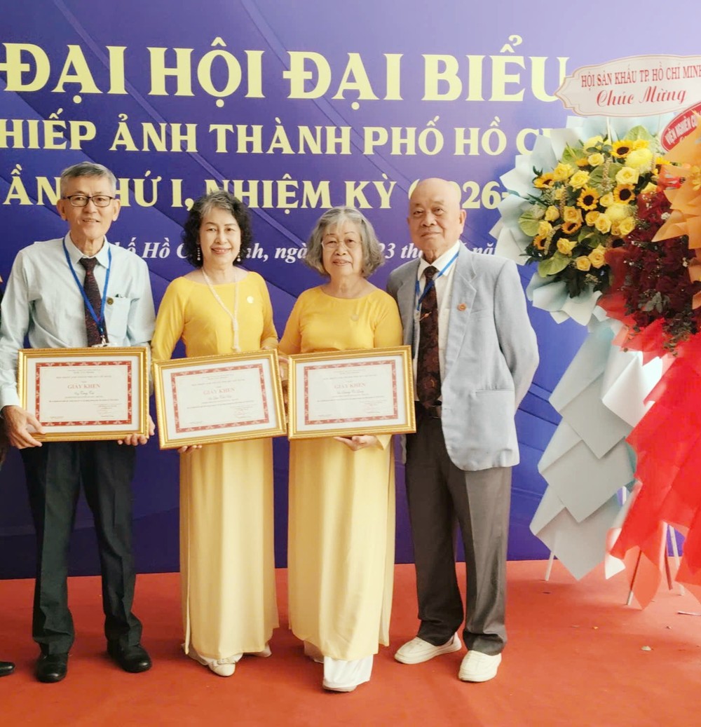 华人摄影家曾善基、刘佩欐、杨秀兰获表彰。