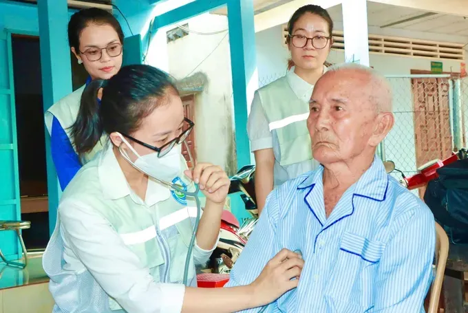 胡志明市红土乡区医疗保健队为居民进行健康检查。