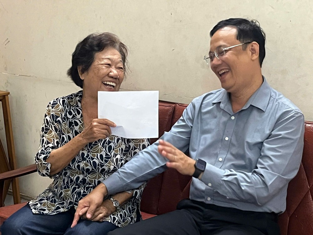 左关坊党委书记高山安亲自探访慰问华人革命有功者李金梅。