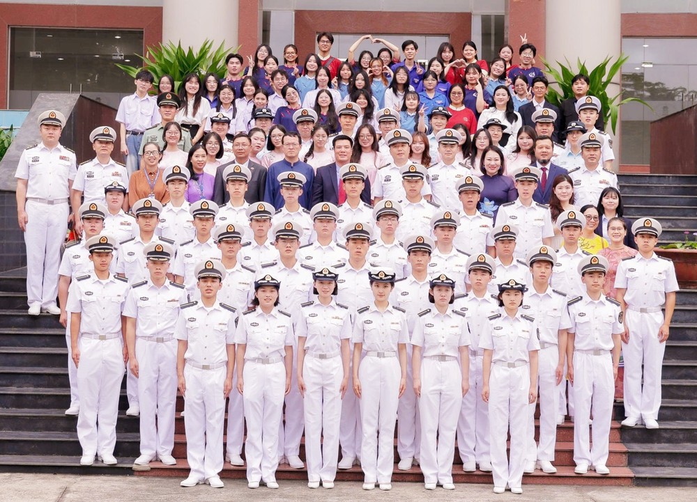 胡志明市国立大学所属人文与社会科学大学师生与中国海军代表团合照。心雨