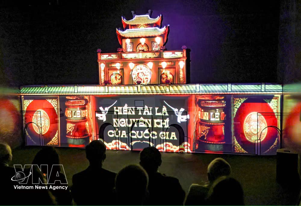《升龙之都》话剧采用3D投影技术和数字体验空间。图自越通社