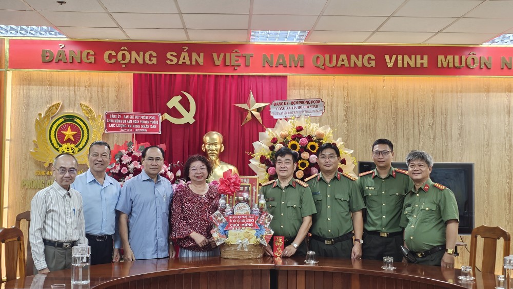 胡志明市各民族文学艺术协会代表团前往胡志明市公安厅对外安全科探访并致以节日祝贺。心雨