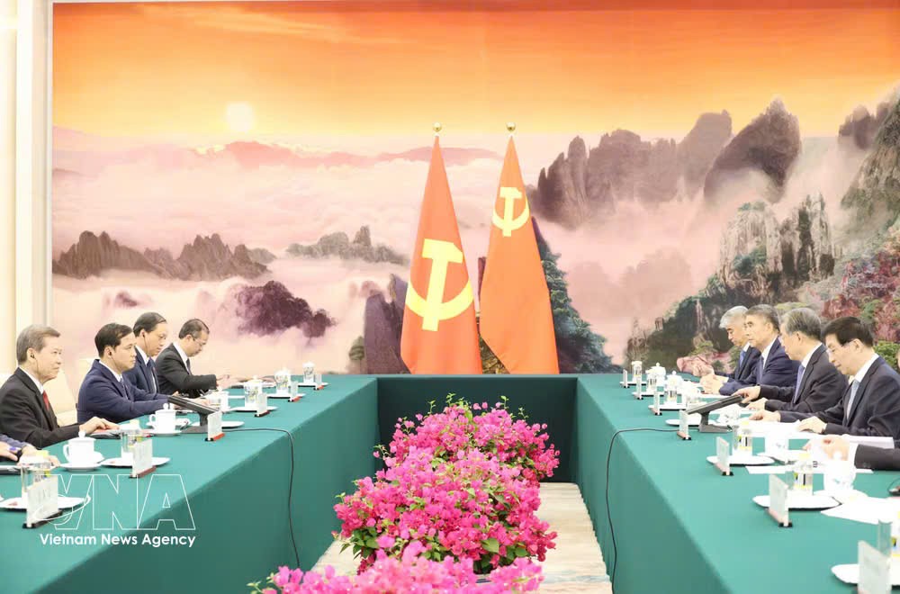 党中央政治局委员、中央书记处书记、中央内政部部长、中央反腐败、反浪费、反消极指导委员会常务副主任黎明智（左）会见中共中央政治局常委、全国政协主席王沪宁。图自越通社
