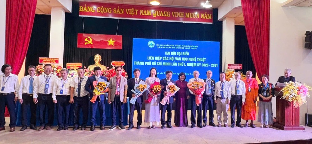 胡志明市文学艺术联合会召开第一届代表大会 。
