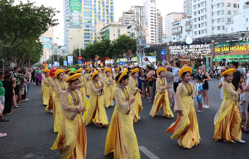 1200多名艺术家、演员齐聚芽庄海滨，为观众献上精彩纷呈的嘉年华演出。
