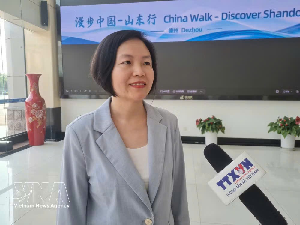 德州市人民政府外事办公室副主任谭明明接受越通社记者采访。图自越通社