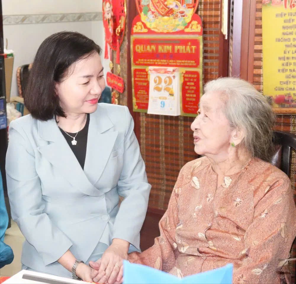 张氏碧幸同志亲切慰问越南英雄母亲陈氏红。 摄影：锦雪