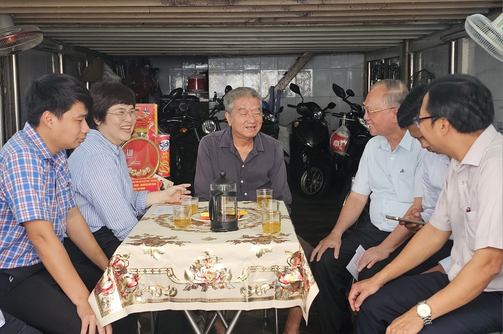 安东坊党委书记、人民议会主席张明娇率团探访荣军阮隆云南。心雨