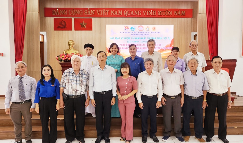 左关坊举行纪念荣军烈士节活动，各领导与各华人会馆合照。图：心雨