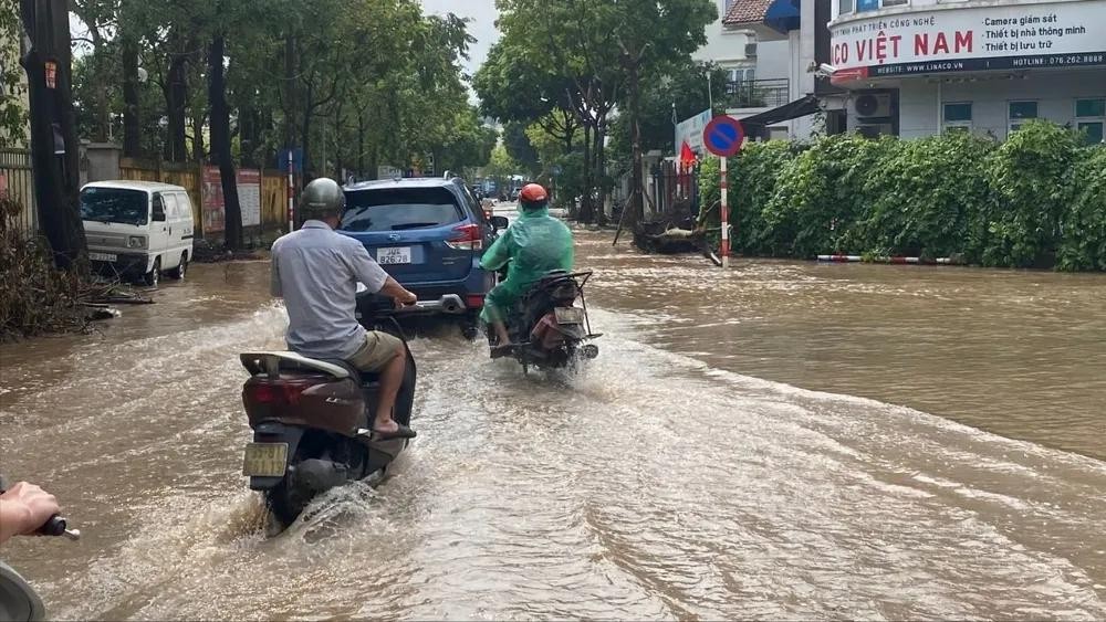 河内及部分地方民众需注意，受大范围降雨影响，上下班高峰时段存在积水内涝风险。图：福厚摄。