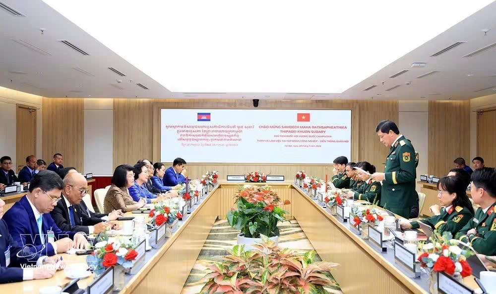 柬埔寨国会主席访问越南军队电信工业集团。图自越通社
