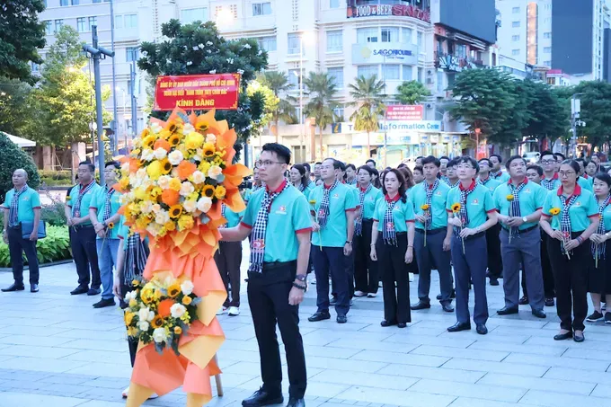 胡志明市人委会党委代表团向胡志明主席献花、报功。图：黎叉