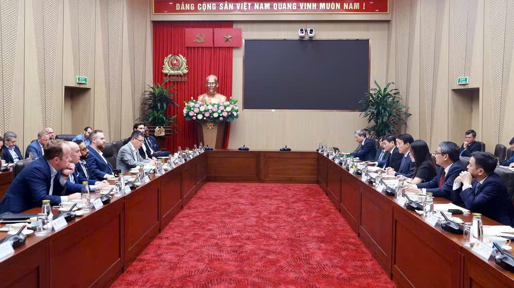 党中央政治局委员、公安部部长梁三光大将8月4日下午在河内会见了美洲隼集团创始人兼首席执行官帕特里克·斯维尼率领的代表团。图自bocongan.gov.vn