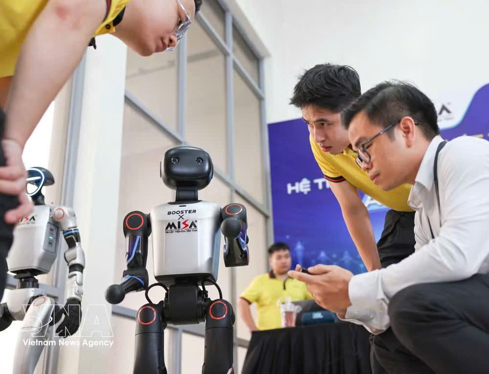 2026年人工智能节上的机器人展示活动。图自越通社