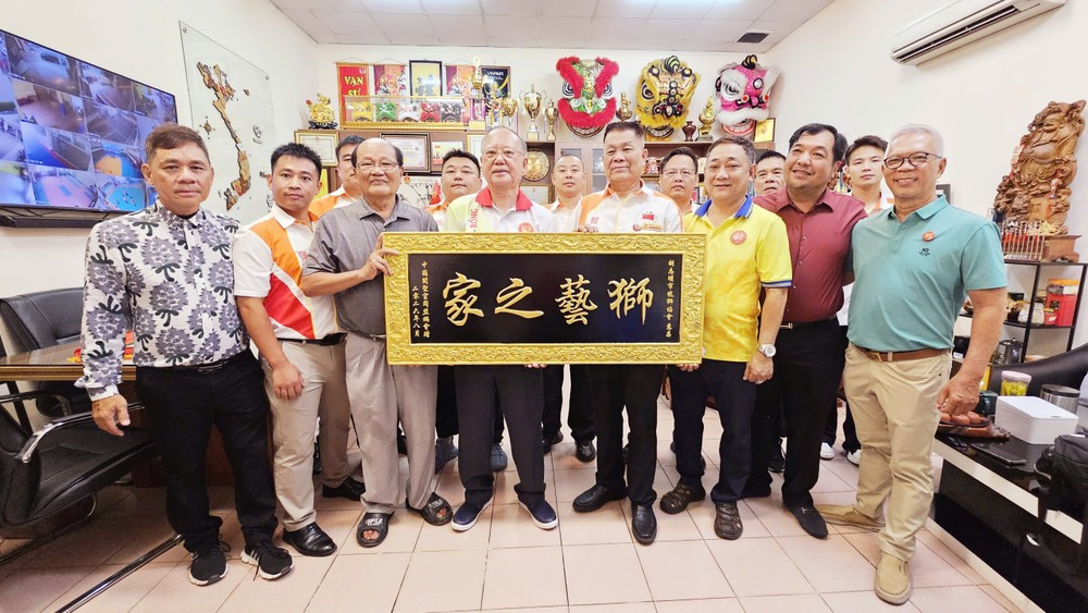 中国关圣宫同盟总会向市龙狮协会赠送纪念礼物。